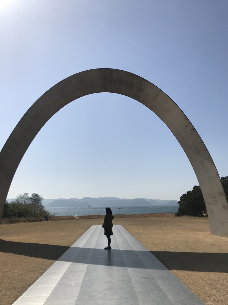 アートの島でインフルエンサー真似