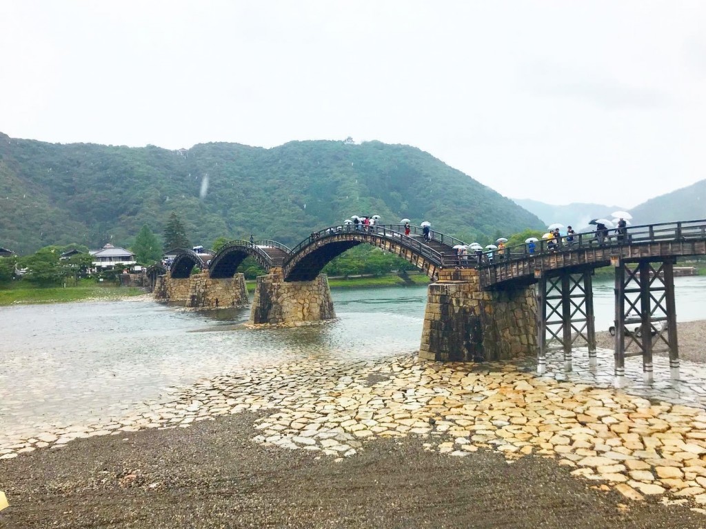 錦帯橋と面白い味のアイス