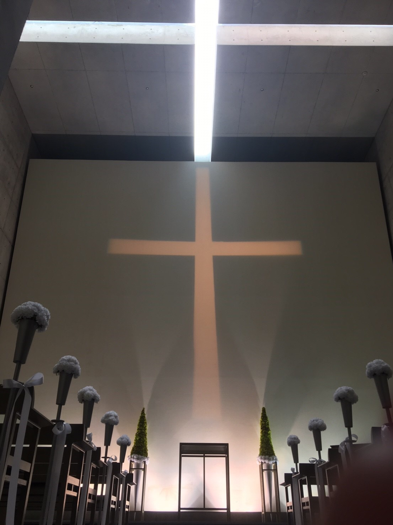 天からの光十字架を描き出す:海の教会